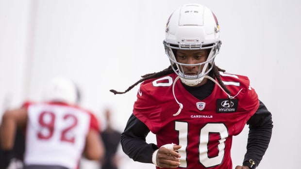 Arizona Cardinals wide receiver DeAndre Hopkins (10) warms up during practice on Sept. 11, 2020, at Dignity Health Arizona Cardinals Training Center in Tempe, Ariz.